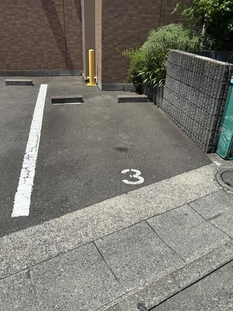 シャトーミニョンの駐車場