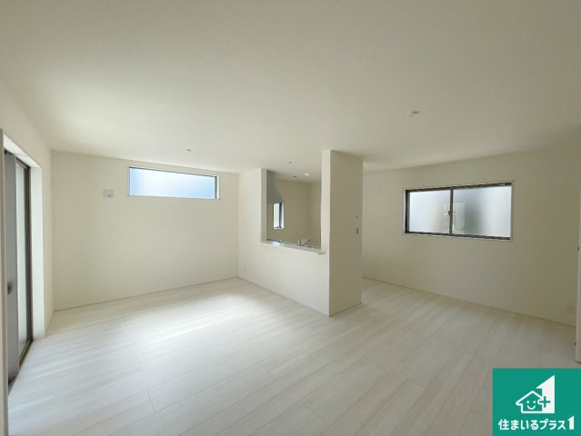 神戸市北区道場町日下部　第1期　新築一戸建ての居間・リビング|シンプルなリビングは、観葉植物等のインテリアを楽しめますね！パパ好みにも、ママ好みにも家具次第で雰囲気を変えることができます！