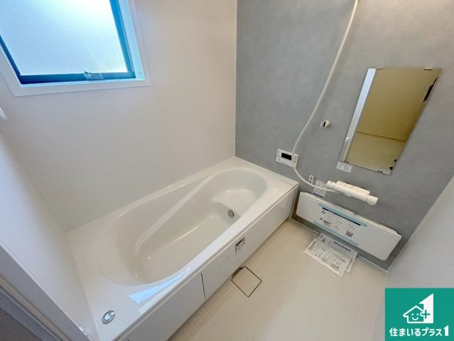 神戸市北区道場町日下部　第1期　新築一戸建ての浴室|足をゆったり伸ばして寛げる浴槽です。窓が設けられていますので差し込む光が明るく穏やかな雰囲気にしてくれます♪浴室乾燥機も設置しているので、雨の日の洗濯物も安心です♪