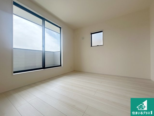 神戸市北区道場町日下部　第1期　新築一戸建ての居間・リビング|寝室は心地よい眠りについてもらいたくて、シンプルかつ開放的な空間な設計にしています！大きな窓から差し込む日が心地いいです♪