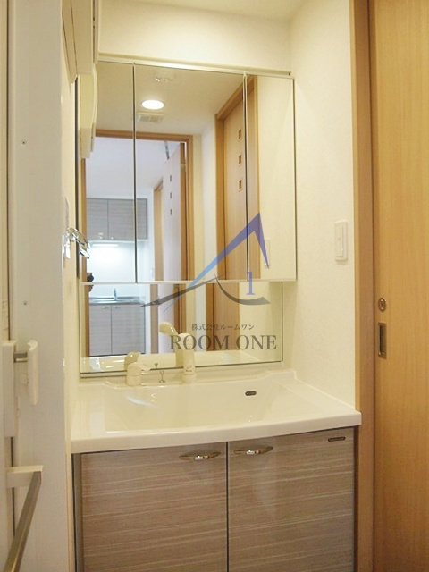 ルーブル多摩川九番館の洗面所|独立洗面台です。