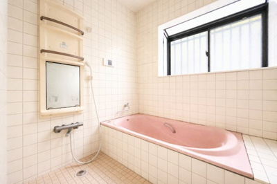 【浴室】 | 保土ヶ谷区桜ヶ丘2丁目 | ◆モダンデザインの空間が気持ちよさを高めてくれるバスルーム。すっきりとした清潔感の中に都会的なセンスが感じられ、心身をリフレッシュできる寛ぎを深めてくれるスペースです。