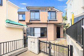 【外観】 | 保土ヶ谷区桜ヶ丘2丁目 | ◆一戸建てを中心とした街並みが整然と続き、周辺は高い建物が建っていないので、緑の多い閑静な趣を感じる環境です。街並みや周辺環境も重要なポイントです！！