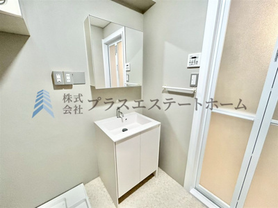 【その他】 | シャトードメール須磨 | 朝の準備が楽にできる独立洗面台です♪清潔感のある白で統一され大きな鏡付きです♪