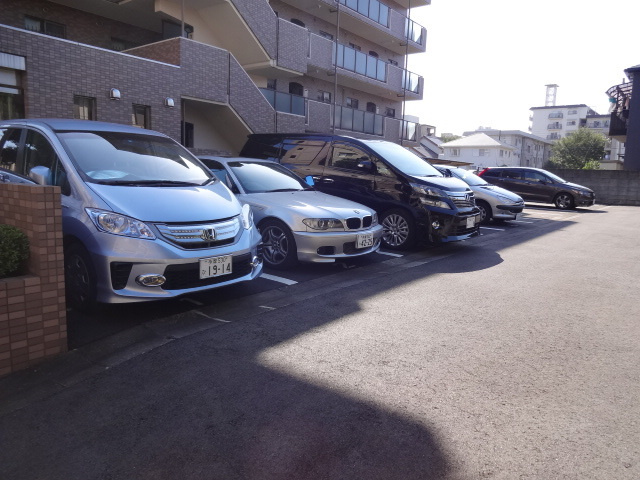 エスポワール三鷹の駐車場