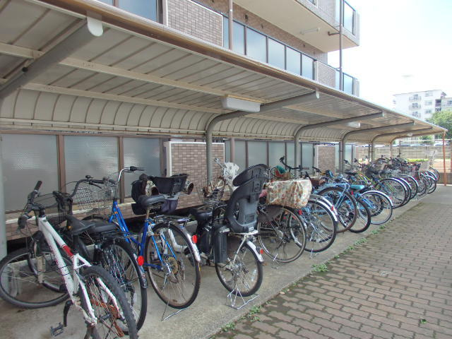 エスポワール三鷹のその他共用部分|屋根付き駐輪場
