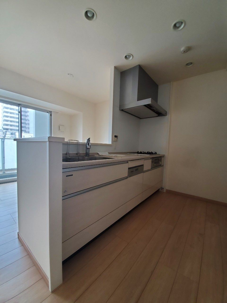 ライオンズ六ッ門サンリヤンタワーのキッチン|3口コンロ・グリル付きの使いやすいシステムキッチンです♪