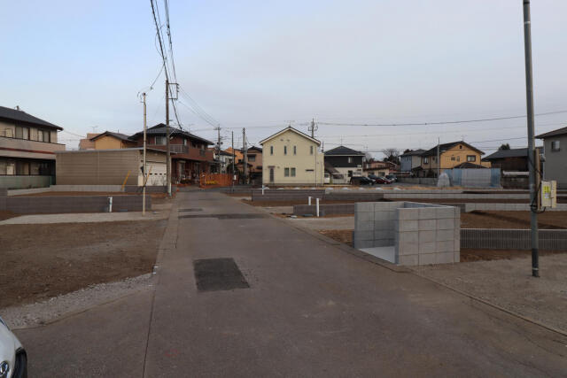 ブルーミングガーデン宇都宮市鶴田町５期　新築一戸建ての駐車場|前面道路含む現地