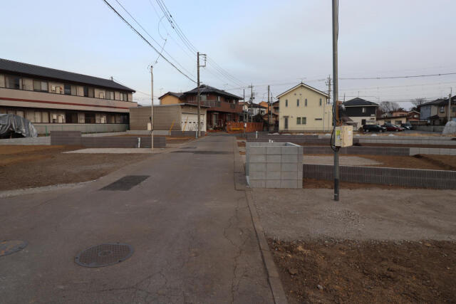 ブルーミングガーデン宇都宮市鶴田町５期　新築一戸建ての駐車場|前面道路含む現地