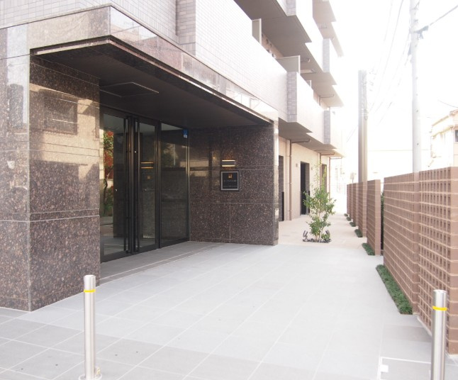 ルーブル王子本町のエントランス