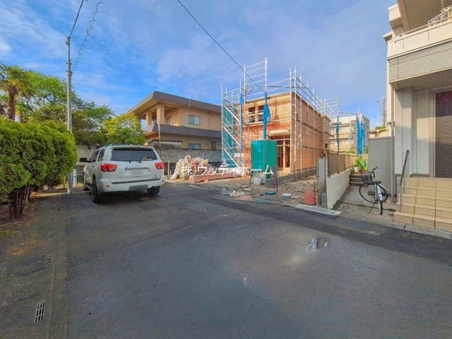 越谷市登戸町4期　新築一戸建て　1号棟の前面道路含む現地写真
