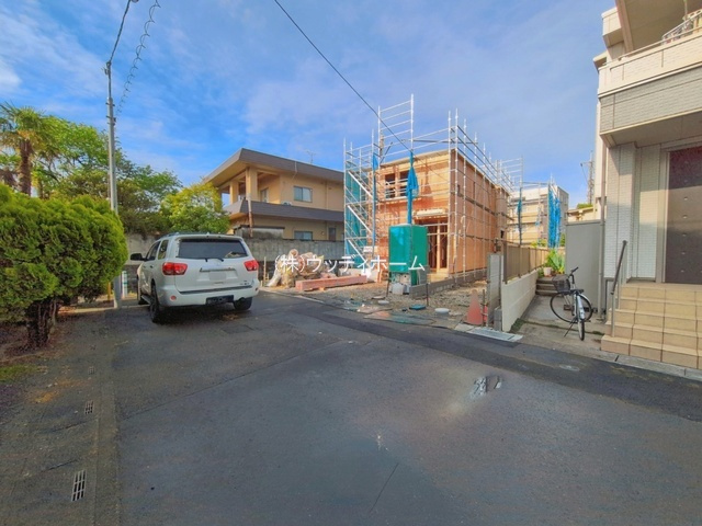 越谷市登戸町4期　新築一戸建て　2号棟の前面道路含む現地写真
