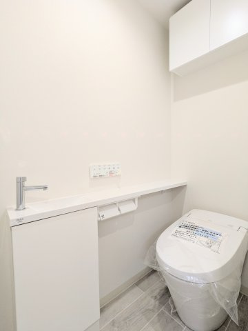ネバーランド上野松が谷のトイレ|～手洗器ならびに吊戸棚付きのトイレ写真～