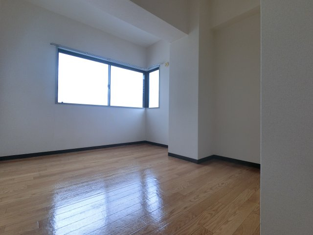 メゾンリヴィエール道場北の洋室