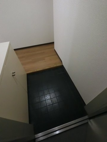 メゾンリヴィエール道場北の玄関