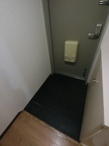 メゾンリヴィエール道場北の玄関