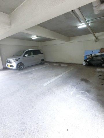 メゾンリヴィエール道場北の駐車場