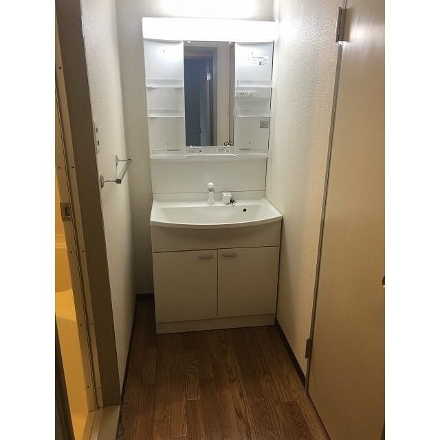 メゾンリヴィエール道場北の独立洗面台