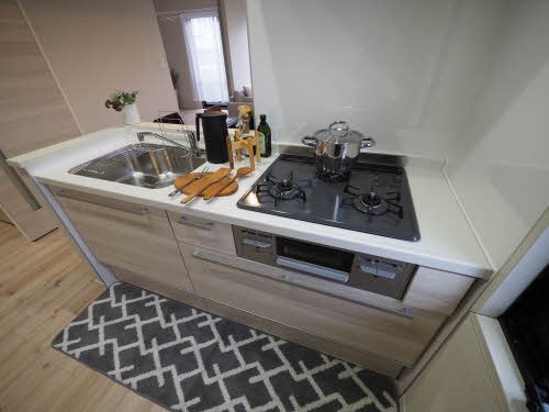 メゾン・ド・ソリアのキッチン|3口コンロ・グリル付のシステムキッチンです♪