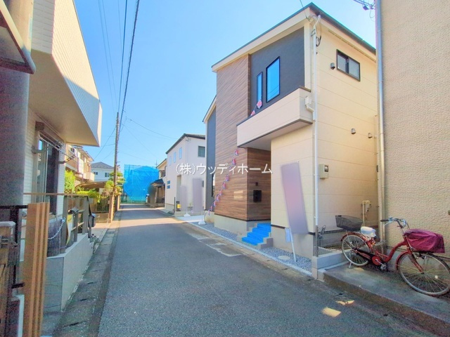 越谷市宮本町15期　新築一戸建ての前面道路含む現地写真