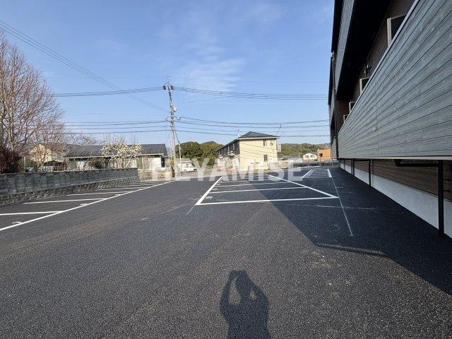 デ・クメール貝津の駐車場