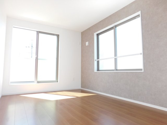 名古屋市中川区高畑４丁目の新築一戸建の洋室|◇３階洋室◇　　明るい洋室６．０帖　収納スペース完備！　バルコニー付き！