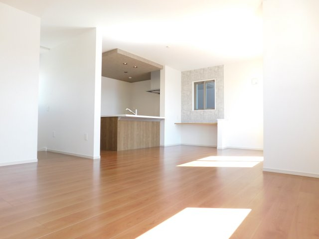 名古屋市中川区高畑４丁目の新築一戸建の居間・リビング|◇リビング◇　　明るく広いリビング２０．２帖　スタディーカウンター付き！