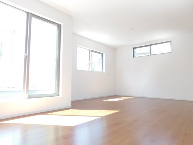 名古屋市中川区高畑４丁目の新築一戸建の居間・リビング|◇リビング◇　　明るく広いリビング２０．２帖　外からの視線が気になりにくい２階リビング♪