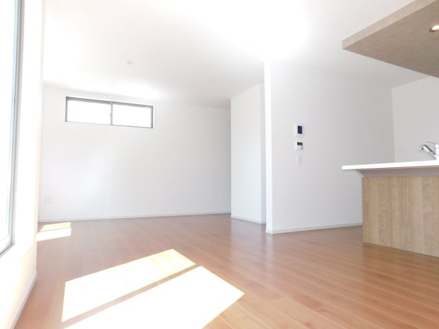名古屋市中川区高畑４丁目の新築一戸建の居間・リビング|◇リビング◇　　明るいリビング２０．２帖　折下天井のオシャレなフラットキッチン♪