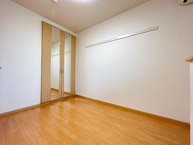 エミリアの寝室|寝室