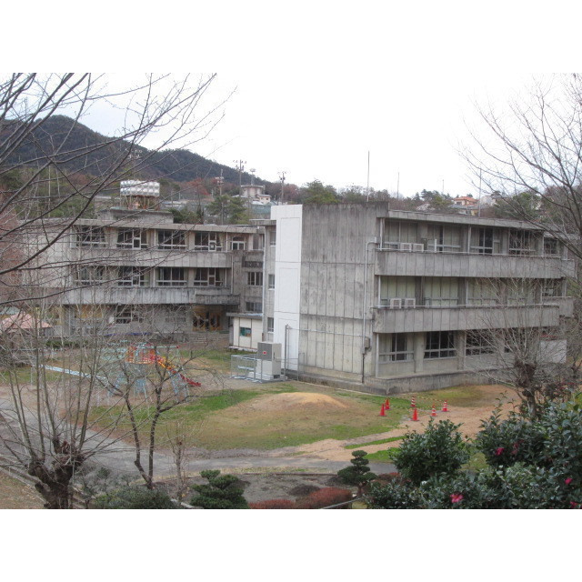 四季の庭と和モダンハウスの周辺|緑苑小学校