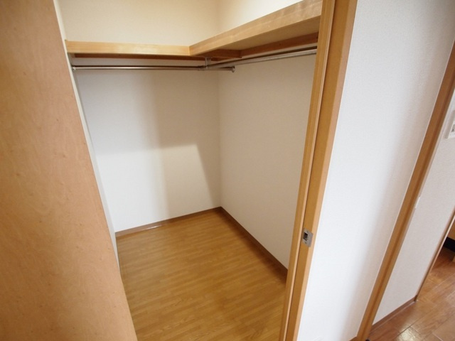 ラフォーレ三郷弐番館の収納|広いウォークインクローゼット