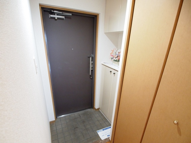 ラフォーレ三郷弐番館の玄関