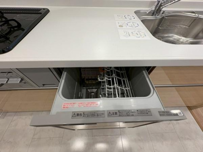 【キッチン】 | 【11日(土)・12日(日)見学可】ベルドゥムール新越谷温泉 | 食洗器付き♪家事も時短ができて便利です♪
