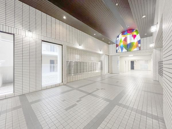 【エントランス】 | クローバーハイツ上野芝 | 清潔に維持されている共用部。住む方のマナーの良さが感じられます！