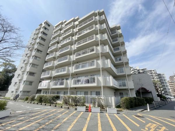 【外観】 | クローバーハイツ上野芝 | JR阪和線「上野芝」駅が徒歩7分。
通勤にも外出にもアクセス良好。家族でおでかけすることも増えそうですね♪