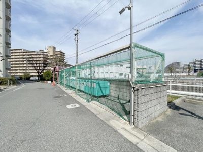 【その他共用部分】 | クローバーハイツ上野芝 | 敷地内ゴミ出し場。きちんと分別されていてキレイなゴミ出し場所になっています！