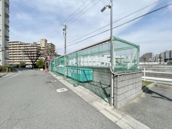 【その他共用部分】 | クローバーハイツ上野芝 | 敷地内ゴミ出し場。きちんと分別されていてキレイなゴミ出し場所になっています！