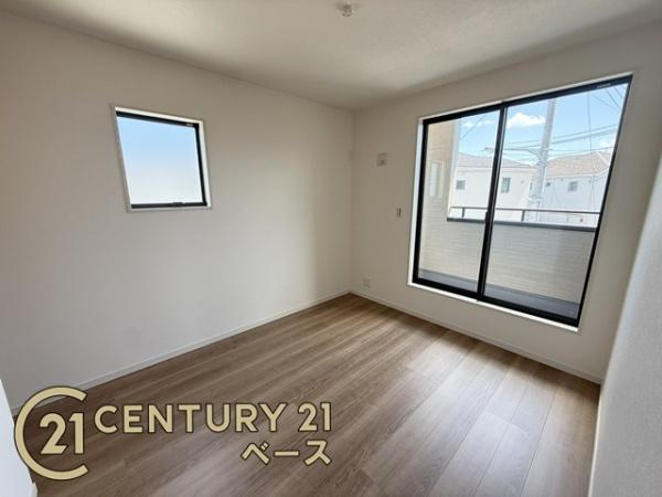 リーブルガーデン菅原町 ４号棟 ／新築一戸建の洋室|■現地撮影写真■日当たりのよい明るい雰囲気の洋室です！