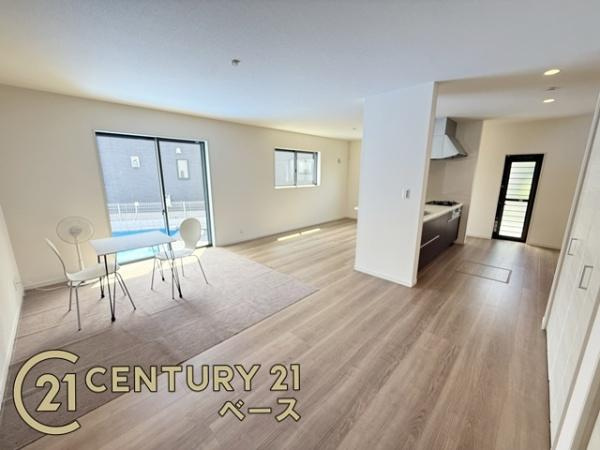 リーブルガーデン菅原町 ４号棟 ／新築一戸建の居間・リビング|■現地撮影写真■家族団欒も快適な22.5帖の広々としたリビング！家具配置後もスペースにゆとりがあります！