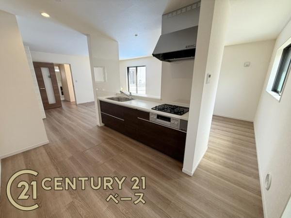 リーブルガーデン菅原町 ４号棟 ／新築一戸建のキッチン|■家族とコミュニケーションを取りやすいアイランドキッチン！