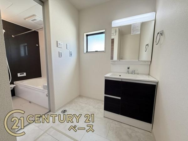 リーブルガーデン菅原町 ４号棟 ／新築一戸建の独立洗面台|■三面鏡タイプのミラーキャビネット！収納スペースも豊富です！■