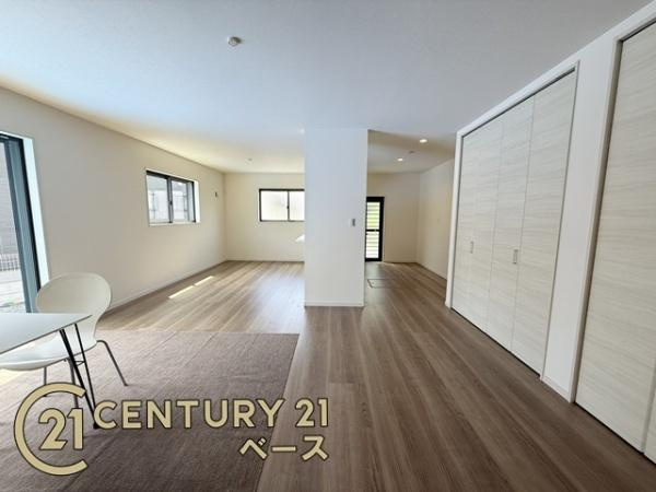 リーブルガーデン菅原町 ４号棟 ／新築一戸建の居間・リビング|■ご家族でくつろいでいただける広々としたリビングです！