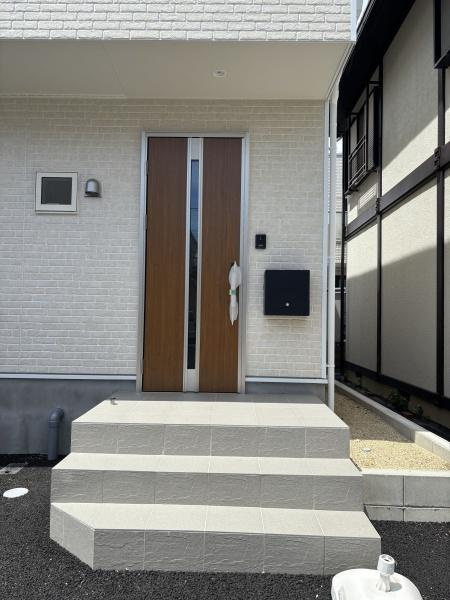 岡崎市上地町第8　全2棟・2号棟の玄関|訪れる人を心地よく迎え入れます。