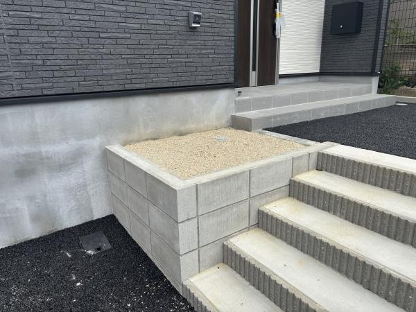 豊田市秋葉町第3　全1棟・1号棟の庭|草花で飾れるお庭。