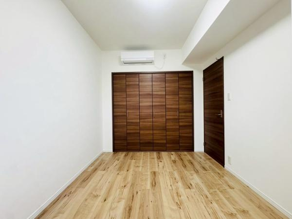 ディアパーク宮前平の寝室|寝室5.6帖！ベッドを置いても充分な広さがあります！窓もあり換気が出来るので湿気が籠る心配がなさそうですね。