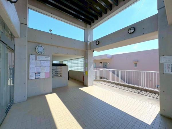 コスモ井土ヶ谷グランヒルズ九号棟のエントランス