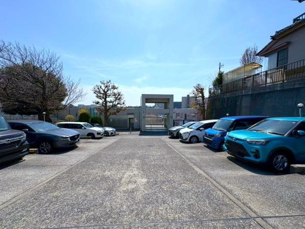 コスモ井土ヶ谷グランヒルズ九号棟の駐車場