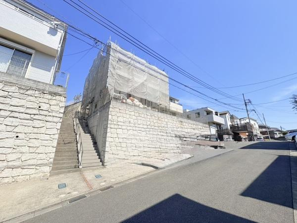 横浜市港北区小机町の中古一戸建の外観|画像の通り閑静な住宅街・子育て世代にも快適な明るい戸建て・お布団干しも、お洗濯も気持ちよく干せますね。