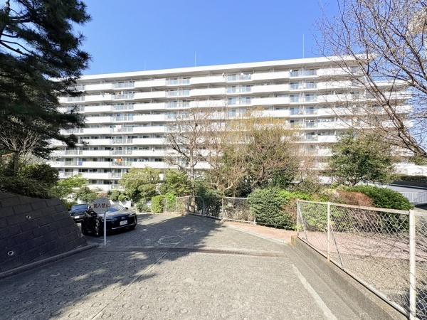 日吉第弐ハイムＢ棟の外観|サクラ・椿の植栽が綺麗な環境です。